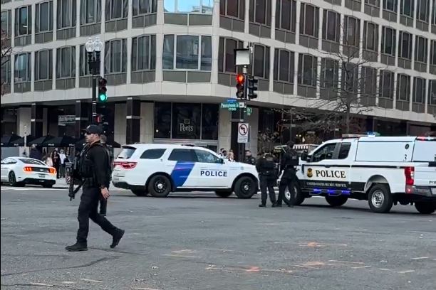 美 백악관 인근 총격, 주방위군 2명 사망 …백악관 일시 폐쇄 - CKNNews 이미지